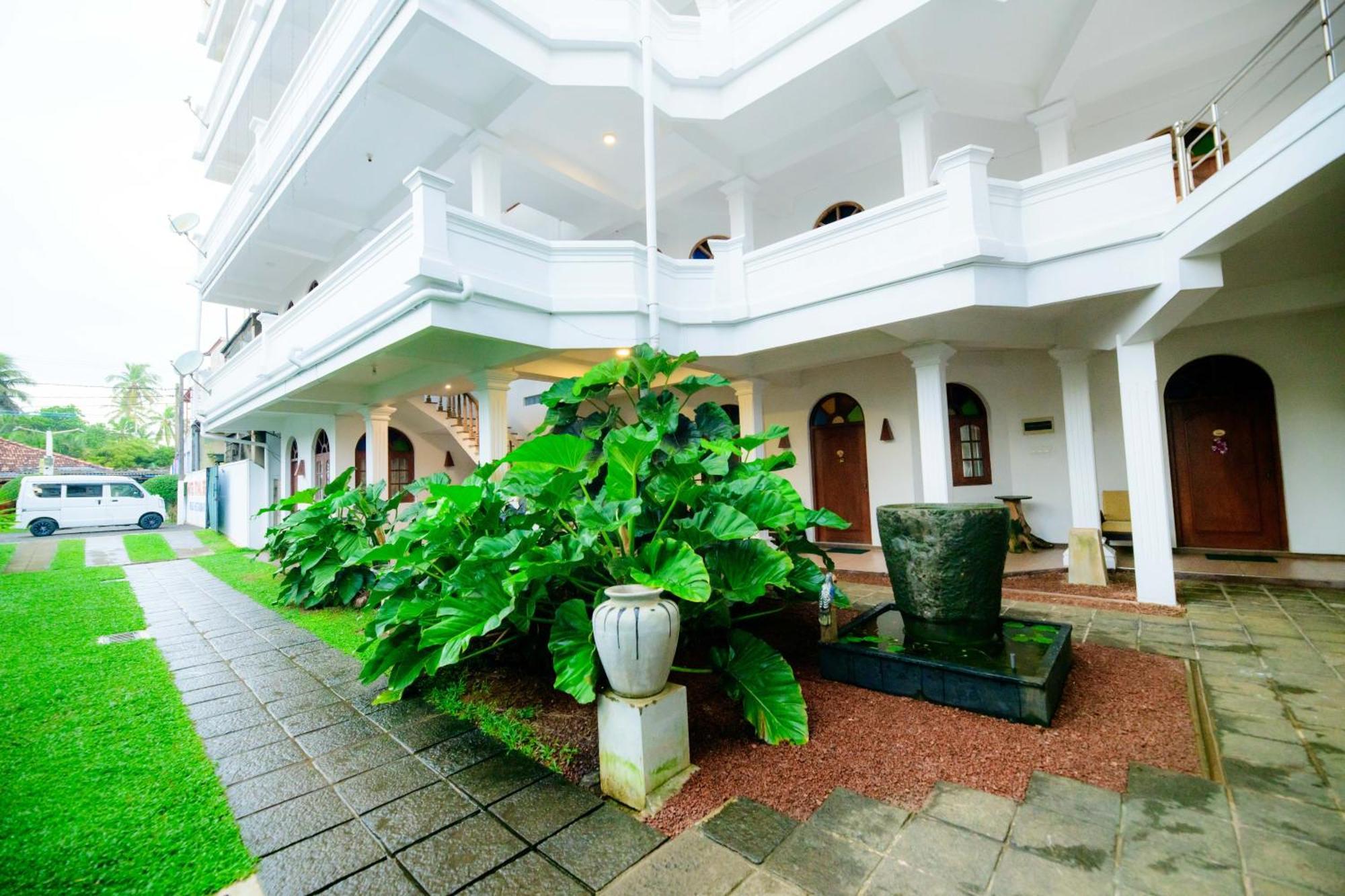 Royal Beach Hotel & Restaurant Hikkaduwa Exterior photo