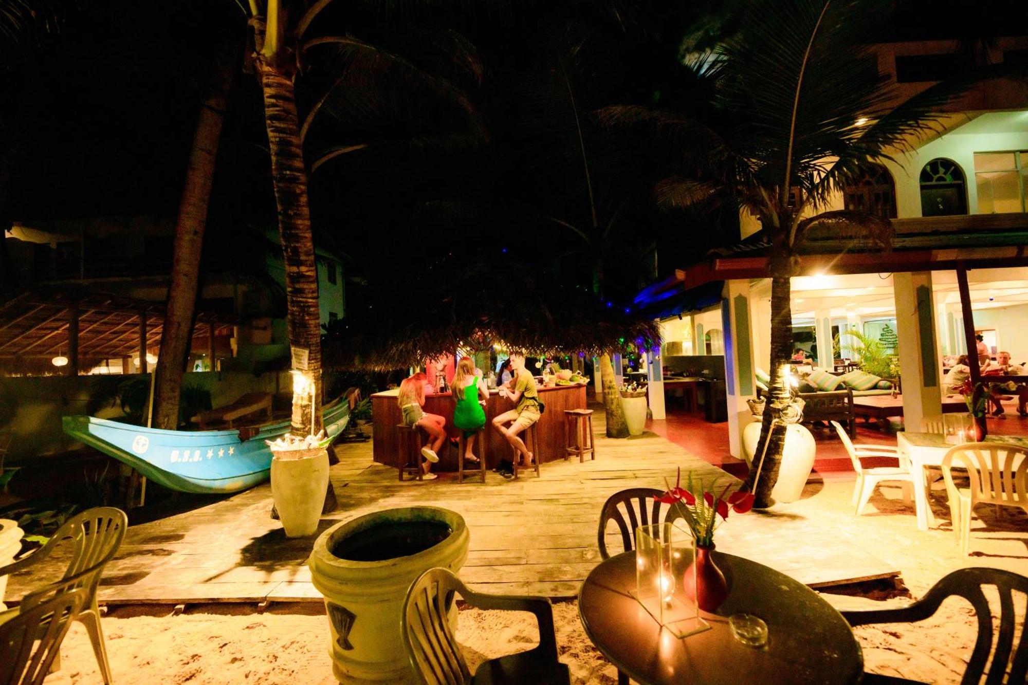 Royal Beach Hotel & Restaurant Hikkaduwa Exterior photo